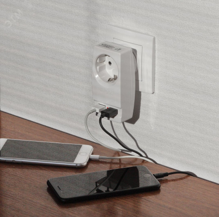 Адаптер ''Polynom'' 1гн 220V + 2xUSB 2100mA, c заземл, (белый) (10/60/1440) SP-1e-USB-W''